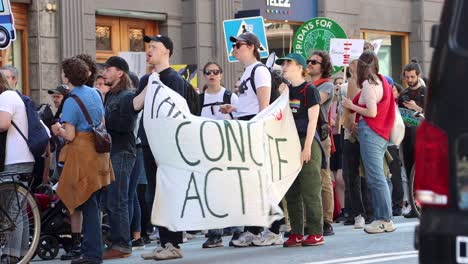 Jóvenes-Manifestantes-En-Una-Manifestación-Climática-Con-Los-Viernes-Como-Signo-Futuro,-Estático