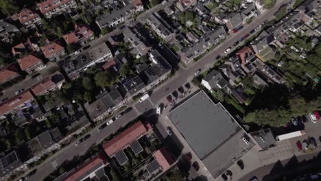 Aerial-reveal-showing-supermarket-in-the-middle-of-Noordveen-residential-neighbourhood-in-Zutphen,-Netherlands