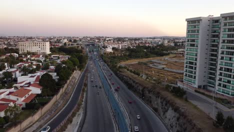 Verkehr-Auf-Der-Mexikanischen-Autobahn-Im-Vorortbereich-Der-Stadt-Puebla-Bei-Sonnenaufgang-Am-Morgen