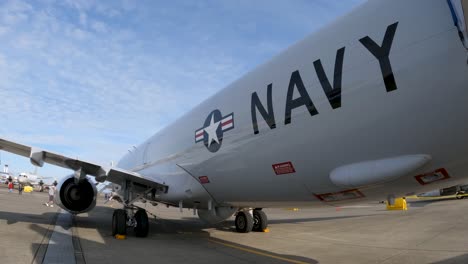 Inclinación-Hacia-Arriba-Revela-Un-Avión-De-Carga-De-La-Marina-Estadounidense-En-Tierra