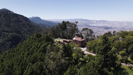 Blick-Von-Der-Seilbahn-über-Die-Baumgrenze-Und-Das-Gebäude-Auf-Einem-Hügel-In-Monserrate,-Bogota
