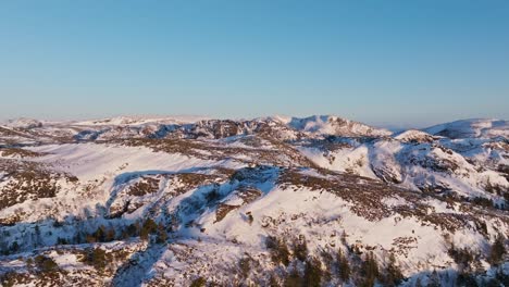 Paisaje-Montañoso-Cubierto-De-Nieve-Cerca-De-Bessaker,-Noruega