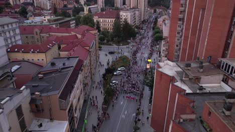 Vista-Aérea,-Uzice,-Serbia,-Calle-Principal-Durante-El-Festival-Folclórico-Licidersko-Srce-En-Agosto-De-Cada-Año,-Niños-De-Todo-El-Mundo-Con-Trajes-Nacionales-Bailando