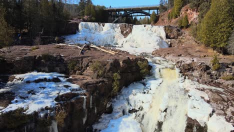 Vista-Aérea-De-Un-Hermoso-Arroyo-Helado-En-El-Norte-De-Minnesota