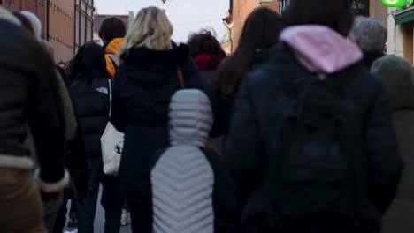 Slomo-of-crowd-moving-on-busy-pedestrian-street-in-Stockholm,-Sweden