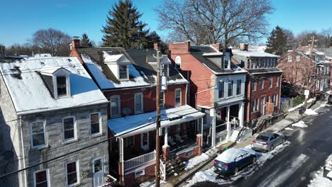 Hermosa-Línea-De-Casas-Americanas-Y-Estacionamiento-De-Autos-En-La-Nieve-Del-Invierno.