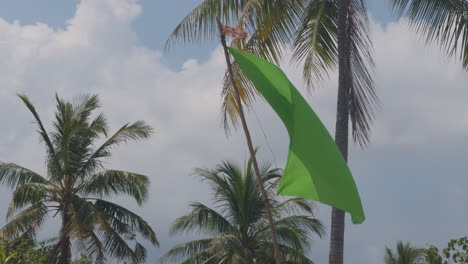 Bandera-Verde-Ondeando-Sobre-Koh-Yao-Yai,-Playa-De-Arena