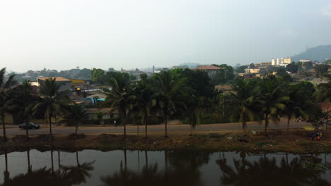 Luftaufnahme-Von-Palmen-Und-Der-Stadtlandschaft-Von-Ebolowa-Von-Einem-See-In-Kamerun
