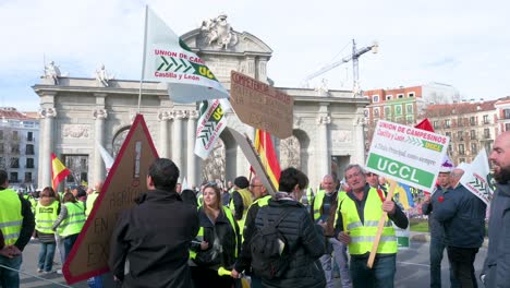 Miles-De-Agricultores-Españoles-Y-Sindicatos-Agrícolas-Bloquean-Las-Carreteras-Mientras-Se-Reúnen-En-La-Puerta-De-Alcalá-En-Madrid-Para-Protestar-Contra-La-Competencia-Desleal,-Las-Políticas-Agrícolas-Y-Gubernamentales.