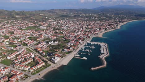 Luftaufnahme-Der-Beeindruckenden-Küstenstadt-Nikiti-In-Chalkidiki,-Griechenland