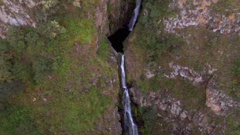 Luftaufnahme-Eines-Versteckten-Wasserfalls