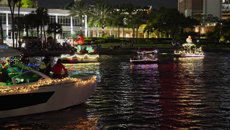 Desfile-De-Barcos-Navideños-A-Lo-Largo-Del-Río-Hillsborough-En-El-Centro-De-Tampa,-Florida,-Estados-Unidos