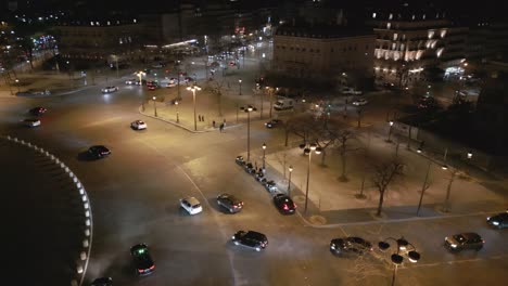 Coches-Circulando-De-Noche-A-Lo-Largo-De-La-Rotonda-En-El-Centro-De-La-Ciudad-De-París,-Francia