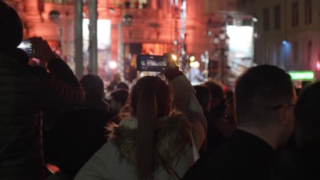 Den-Moment-Festhalten:-Frau-Filmt-Theaterszene-Vor-Dem-Theater-Von-Montpellier