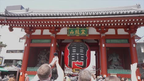 Templo-Japonés-En-Tokio,-Turistas,-Santuarios-De-Tokio,-Asakusa,-Sensoji