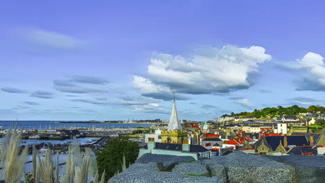 Zeitraffer-Der-Wunderschönen-Hafenlandschaft-Der-Kanalinseln-Mit-Kirche-Und-Häusern