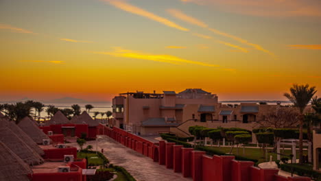 Wunderschöner-Sonnenaufgang-Im-Zeitraffer-Eines-ägyptischen-Hotels-Mit-Palmen-Und-Dem-Meer-Im-Hintergrund