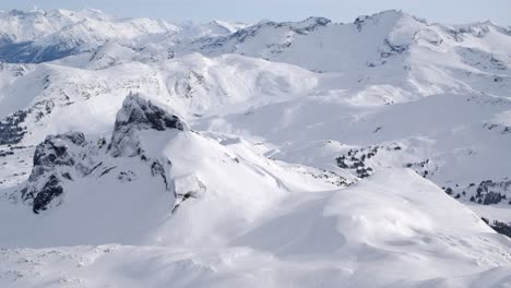 Schöne-Schneebedeckte-Sonnige-Winterberglandschaft-Luft