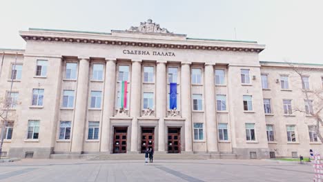 Elegante-Imposante-Fassade-Der-Bulgarischen-Neoklassischen-Stadt-Gerichtshöfe-Platz-Der-Freiheit