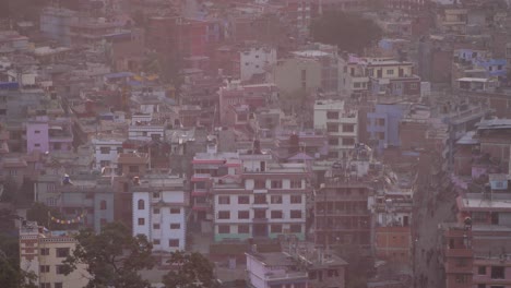 Vista-Cercana-De-La-Ciudad-De-Katmandú-Desde-El-Templo-De-Los-Monos-Al-Amanecer,-Katmandú,-Nepal