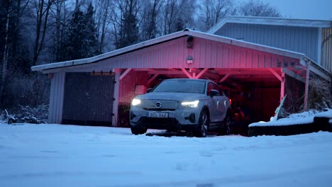 Volvo-C40-En-La-Nieve-Del-Invierno,-Landvetter,-Suecia