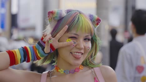 Japanische-Dame-Im-Regenbogenstil-In-Bewegung:-Zeitlupenporträt-Eines-Mädchens-Mit-Regenbogenhaar-Und--Make-up