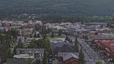 Banff-Ab-Canada-Antena-V6-Con-Zoom-Sobrevuelo-Del-Centro-De-La-Ciudad-Que-Captura-El-Paisaje-Urbano-Con-Calles-Pintorescas-Llenas-De-Tiendas-Y-Restaurantes-Y-Vistas-Al-Río-Bow---Filmado-Con-Mavic-3-Pro-Cine---Julio-De-2023