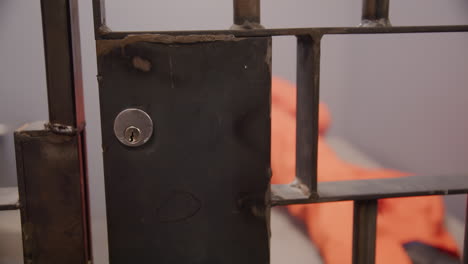 Häftling-In-Einer-Gefängniszelle-Schläft-Auf-Einem-Unbequemen-Bett