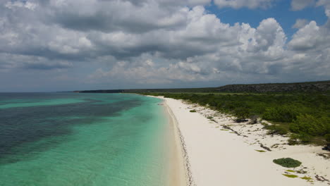 Hermosa-Playa-De-Arena-Con-Aguas-Cristalinas-Del-Mar-Caribeño-Y-Corales