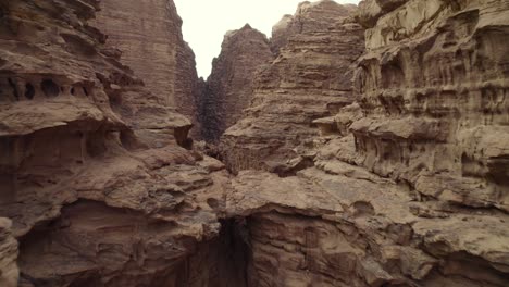 Wadi-Rum-Felsige-Wüstenklippen-Im-Nahen-Osten,-Science-Fiction-Landschaft