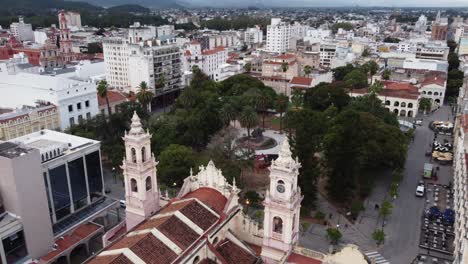 Retreating-aerial-tilts-over-basilica-cathedral-in-Salta,-Argentina