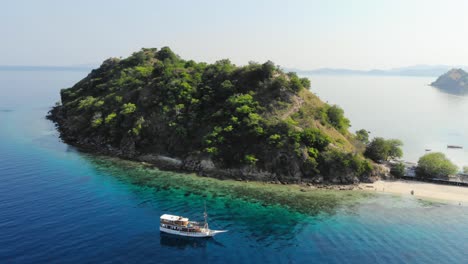 Isla-Pulau-Kelor-En-Indonesia,-Tomada-Desde-Un-Dron-Que-La-Rodea-Para-Mostrar-Su-Belleza-Desde-Todos-Los-ángulos.