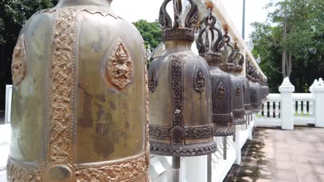 Grandes-Campanas-Antiguas-De-Metal-En-El-Templo-Tailandés.