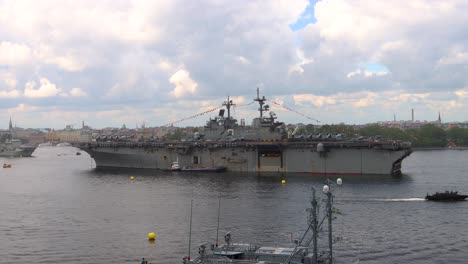 Große-Statische-Ansicht-Der-USS-Kearsarge-Und-Anderer-Marineschiffe-In-Stockholm