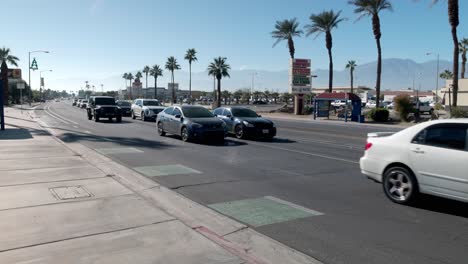 Fahrzeuge-Fahren-Auf-Der-Straße-In-Coachella,-Kalifornien