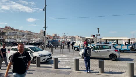 Touristenzug,-Menschen-Und-Straßenverkehr-Am-Hafen-In-Marseille,-Frankreich