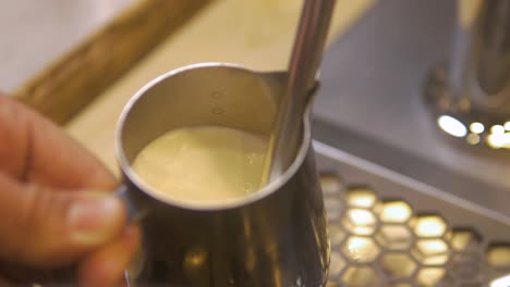 Mann-Kocht-Heiße-Milch,-Bevor-Er-Morgens-In-Einem-Französischen-Café-Einen-Cappuccino-Macht