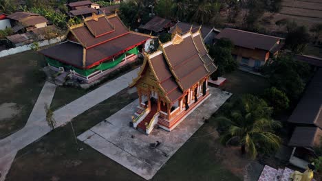 Traditional-beautifully-decorated-Laos-architecture,-arched-roof-on-old-temple-pagoda