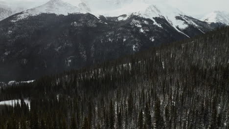 Berthoud-Berthod-Jones-Pass-Winter-Park-Verschneiter-Winter-Colorado-Hohe-Höhe-Luftaufnahme-Filmisch-Drohne-Rocky-Mountains-Gipfel-I70-Malerische-Landschaftsansicht-Hwy-80-Straßenrand-Nationalwald-Vorwärts-Schwenk-Nach-Oben-Bewegung