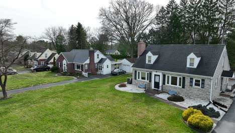 Beautiful-American-Houses-with-large-garden-in-spring-season