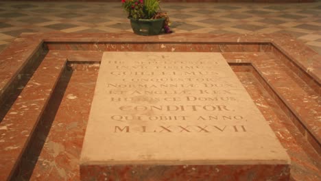 The-inscribed-headstone-of-William-The-Conqueror's-grave-in-Abbaye-aux-Hommes-in-Caen,-France