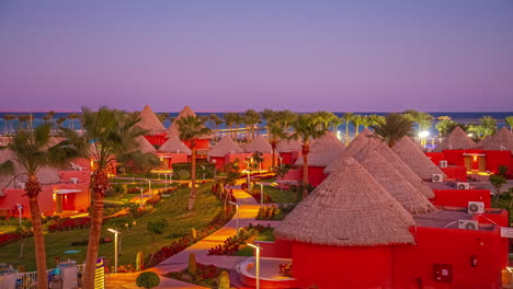 Wunderschöne-Zeitraffer-Von-Tag-Zu-Nacht-In-Einem-Hotel-Am-Strand-Mit-Pools,-Palmen-Und-Natur