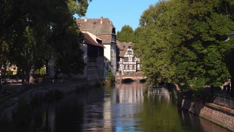 El-Río-Ill-Fluye-A-Través-De-La-Petite-France.