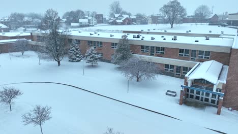 Amerikanische-öffentliche-Schule-Während-Eines-Schneesturms