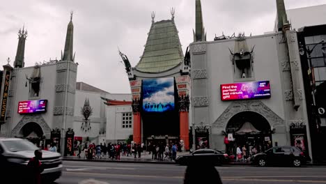 Teatro-TCL-En-Hollywood,-California,-Con-Vídeo-Inclinado-Hacia-Abajo.