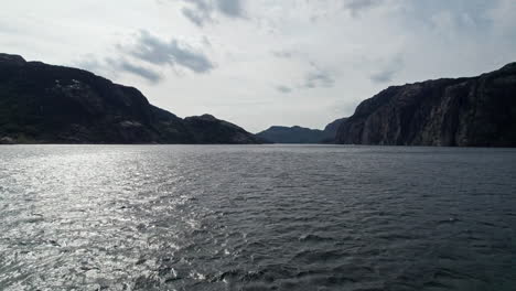 Toma-Aérea,-Empujando-Sobre-Las-Amplias-Aguas-Del-Fiordo-De-Lysefjord,-Noruega