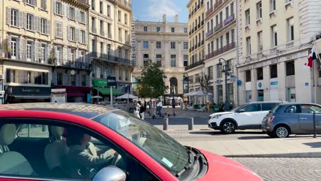 Statische-Ansicht-Des-Straßenverkehrs-Durch-Alte-Gebäude-Im-Sonnigen-Marseille