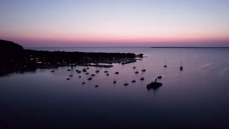 Disparo-De-Un-Dron-Sobrevolando-Un-Puerto-Deportivo-En-El-Condado-De-Door,-Wisconsin,-Al-Atardecer