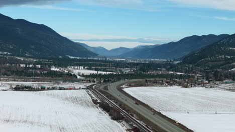 Fahrt-Auf-Dem-Highway-1-Durch-Die-Kamloops-Mountains