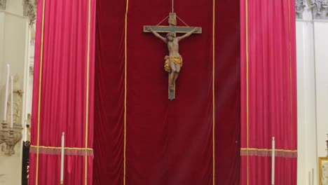 Estatua-De-Jesús-En-La-Cruz-En-La-Catedral-De-Palermo,-Italia